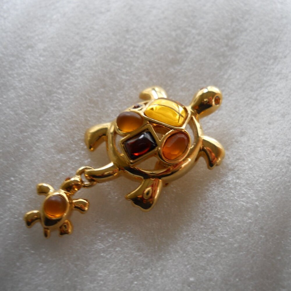 Vintage Monet - Mother Turtle and Baby Pin    9-30 - Picture 2 of 3